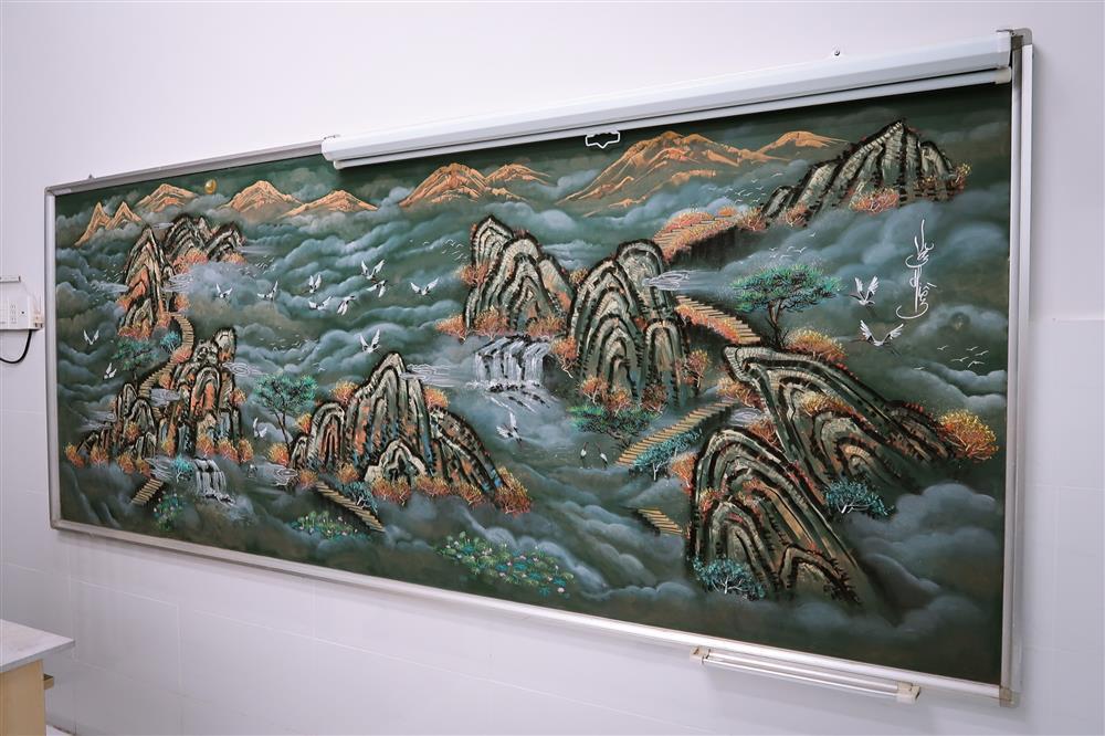 Thầy giáo cơ bắp TPHCM có biệt tài vẽ tranh bằng phấn sống động-7