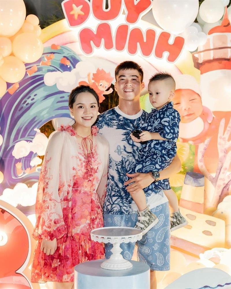 Duy Mạnh tổ chức sinh nhật cho con trai, vóc dáng mẹ bầu Quỳnh Anh gây chú ý