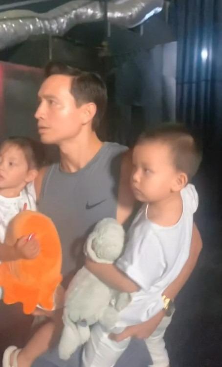 Leon nhà Hồ Ngọc Hà gây cười với biểu cảm hài hước khi chờ mẹ tan làm-2