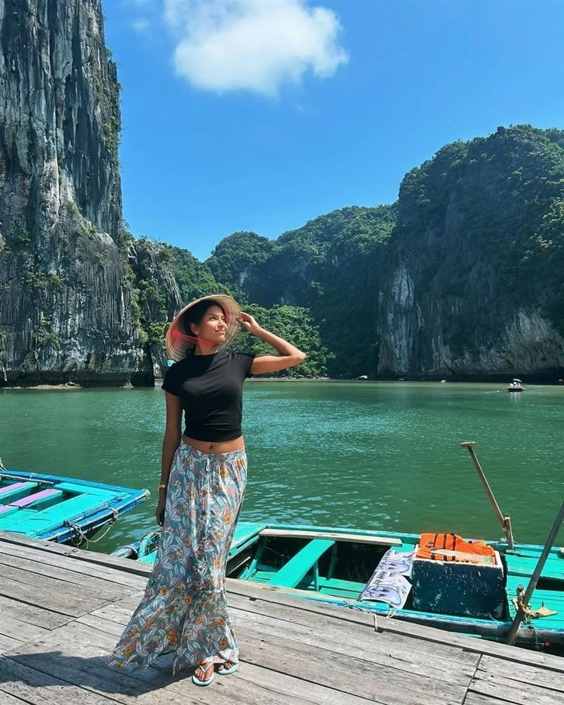 Hoa hậu Hoàn vũ đội nón lá khi du lịch ở Việt Nam-1