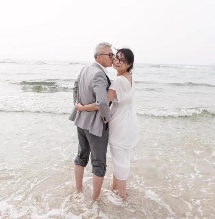 Cặp vợ chồng 61 - 56 tuổi độ dáng khiến giới trẻ chạy theo không kịp-6