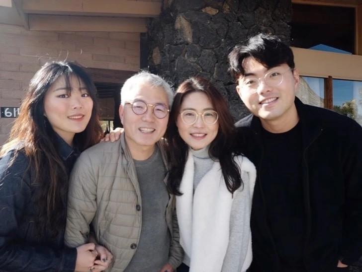 Cặp vợ chồng 61 - 56 tuổi độ dáng khiến giới trẻ chạy theo không kịp-7