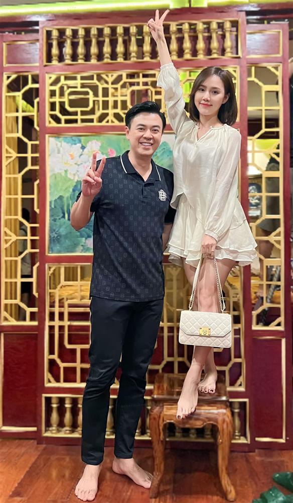 Sắc vóc cô nhân viên mát-xa Tuấn Tú mê mệt, Hương Giang ghen ra mặt trong Món Quà Của Cha-3