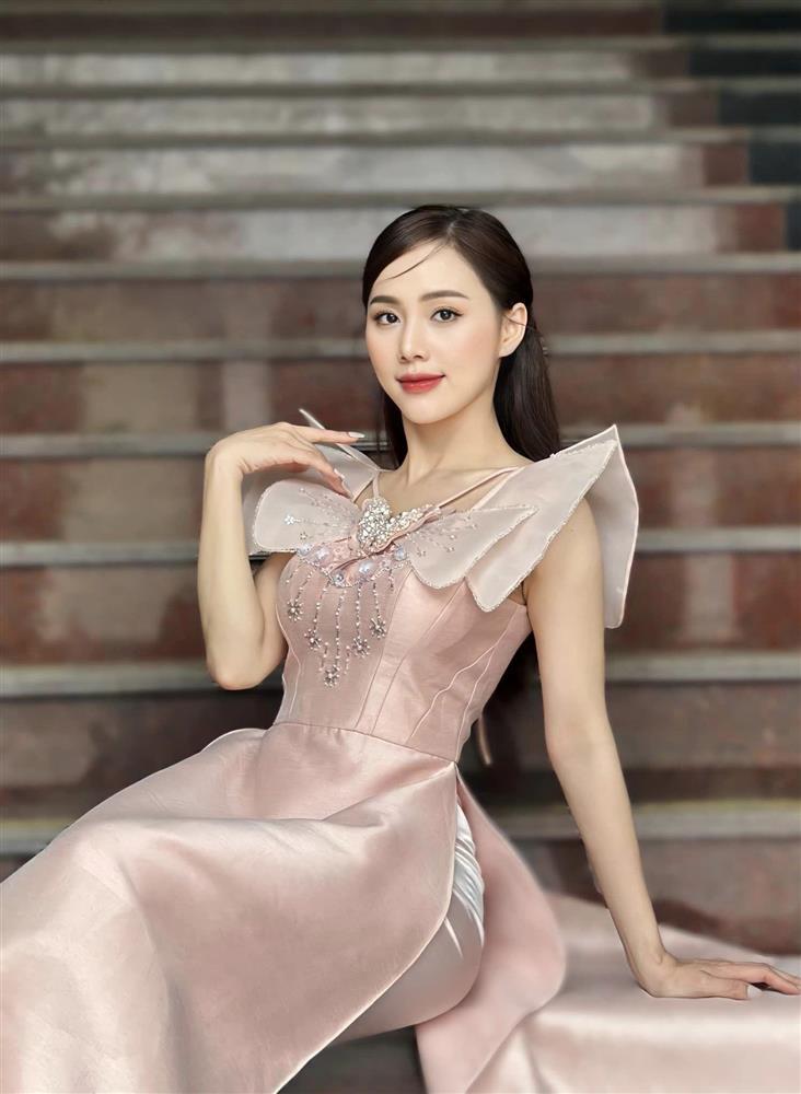 Sắc vóc cô nhân viên mát-xa Tuấn Tú mê mệt, Hương Giang ghen ra mặt trong Món Quà Của Cha-10