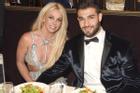 Chồng kém 13 tuổi bỏ Britney Spears: Chuyện tình cổ tích giữa đời thực chấm hết