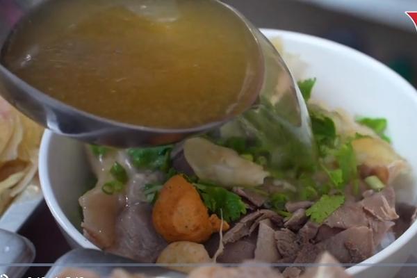 Bún, phở Hà Nội núp ngõ hẹp, chân cầu thang, khách vẫn nườm nượp-12