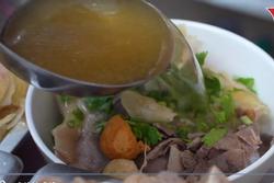 Lạ miệng món bún bò Huế tóp mỡ ở Hà Nội, bán vèo 3.500 bát mỗi ngày