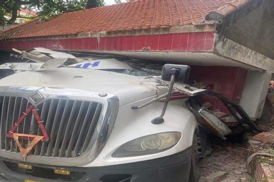 Xe container đâm sập cổng công ty, tài xế tử vong trong cabin