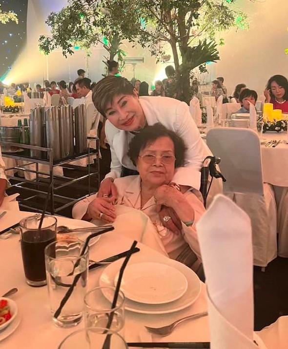 Vợ cũ 79 tuổi gây chú ý khi thân mật với Đàm Vĩnh Hưng trong buổi tiệc gia đình-2