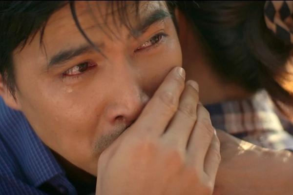 Cảnh phim xúc động của NSND Bùi Bài Bình an ủi con trai ung thư-5