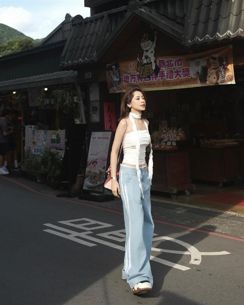 Mỹ nhân Việt cứ đi du lịch là thích diện đồ xanh trắng-1