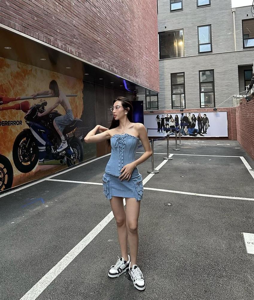 Mỹ nhân Việt cứ đi du lịch là thích diện đồ xanh trắng-5