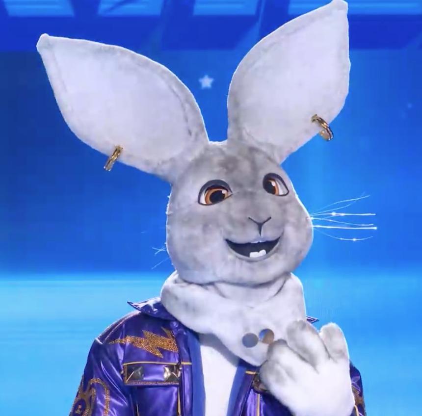 Thỏ Xỏ Khuyên Ca sĩ mặt nạ vừa cất giọng đã lộ ngay là hoàng tử tình ca?-1