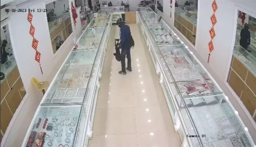 Khẩn trương truy bắt nghi phạm dùng búa cướp tiệm vàng ở Hưng Yên-1