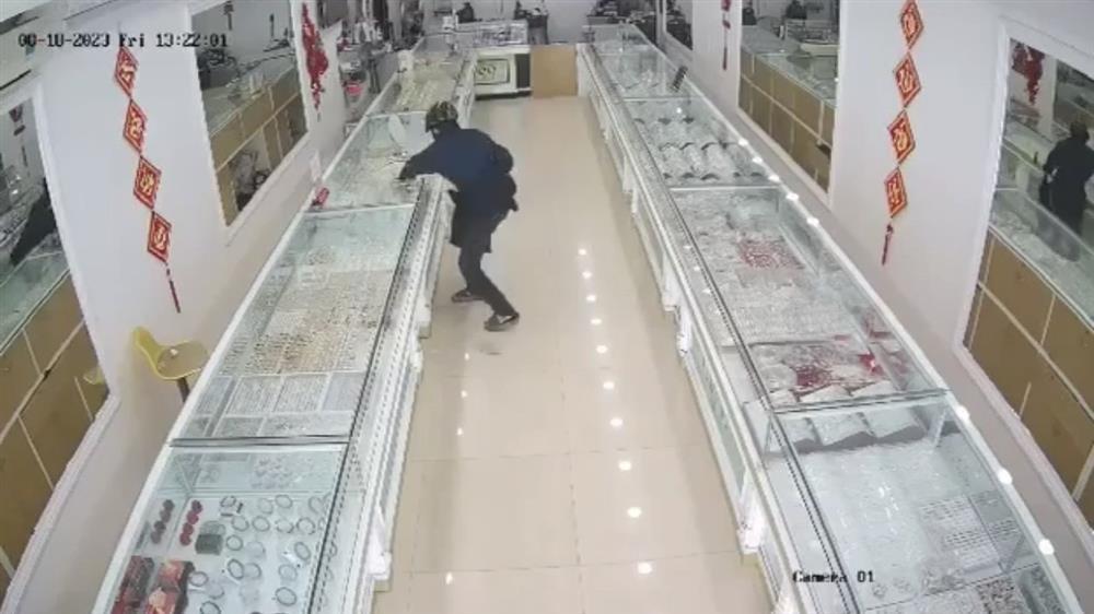 Khẩn trương truy bắt nghi phạm dùng búa cướp tiệm vàng ở Hưng Yên-2
