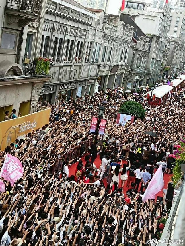 Biển người chen lấn ngắm Angelababy ngoài đời thật-1