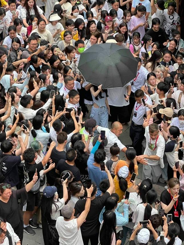 Biển người chen lấn ngắm Angelababy ngoài đời thật-2