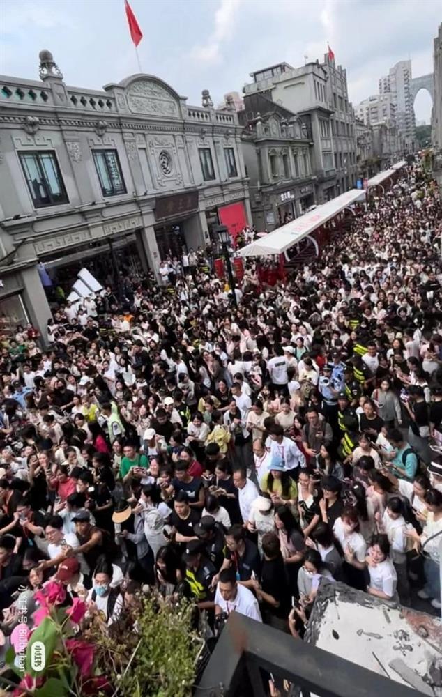 Biển người chen lấn ngắm Angelababy ngoài đời thật-4