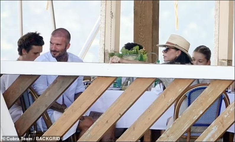 Gia đình Victoria Beckham vui vẻ đi chơi sau khi vướng vào cuộc ẩu đả đổ máu-1