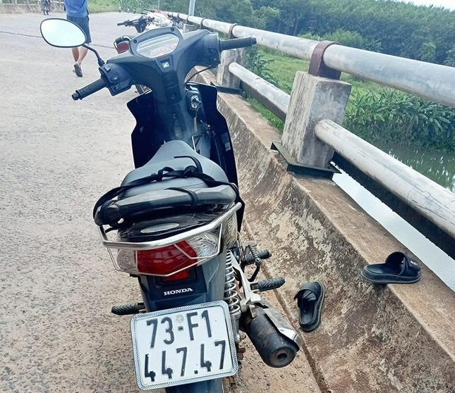 Một phụ nữ trẻ ở Quảng Bình để lại xe máy nhảy cầu tự tử-1