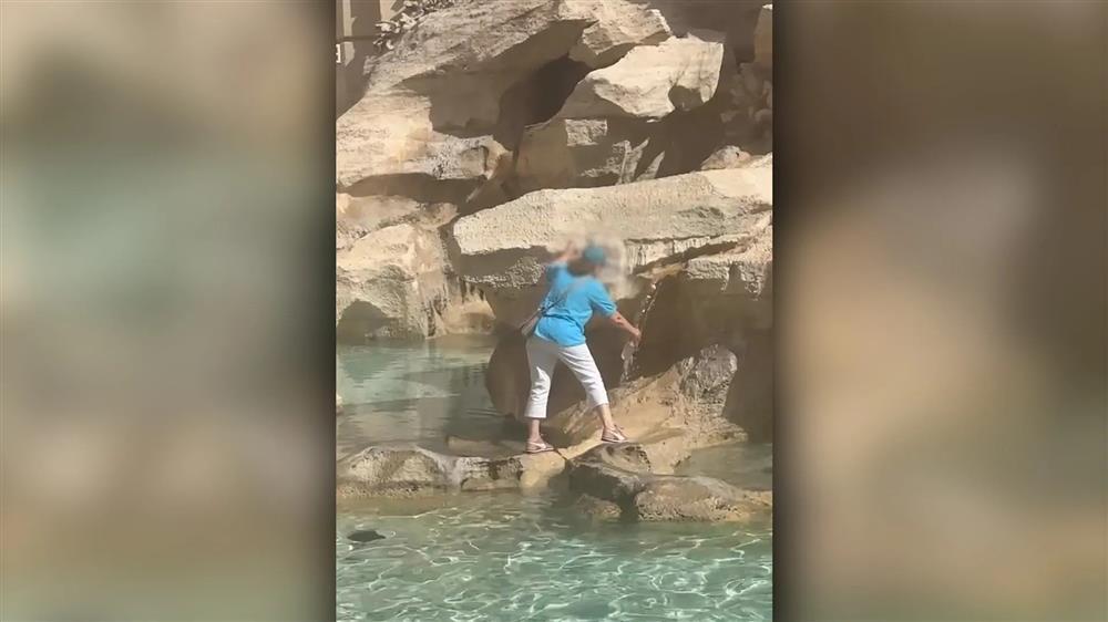 Nữ du khách trèo vào đài phun nước nổi tiếng nhất thế giới hứng nước uống-1