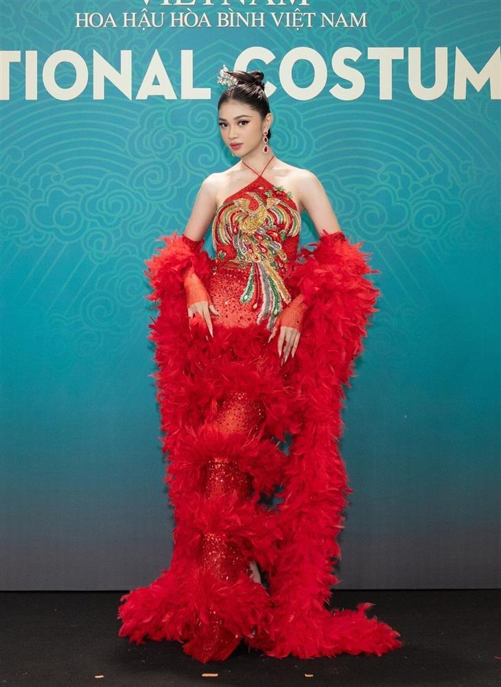 Hoa hậu Việt Nam Tiểu Vy, Đỗ Thị Hà gợi cảm trên thảm đỏ-4