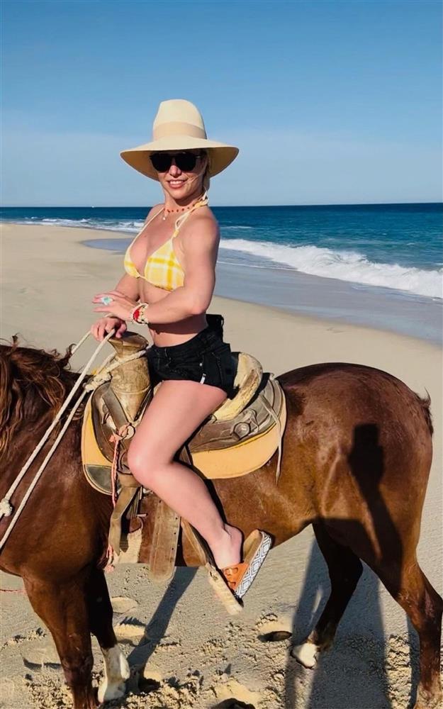 Chồng của Britney bị... đấm tím mắt khi đang nằm ngủ bên vợ?-7