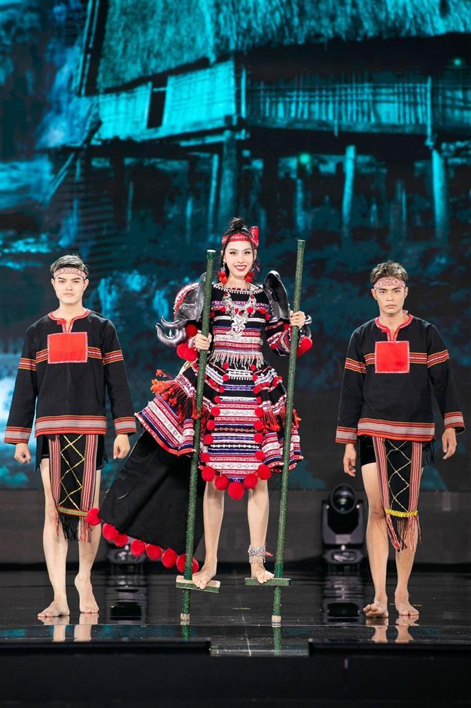Miss Grand Vietnam 2023 thi trang phục dân tộc: Quá nhiều mẫu cồng kềnh-2