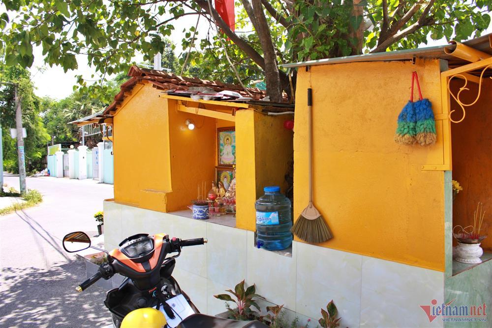 Bí ẩn ngôi miếu nằm giữa ngã ba đường khiến nhiều người đến khấn vái-3