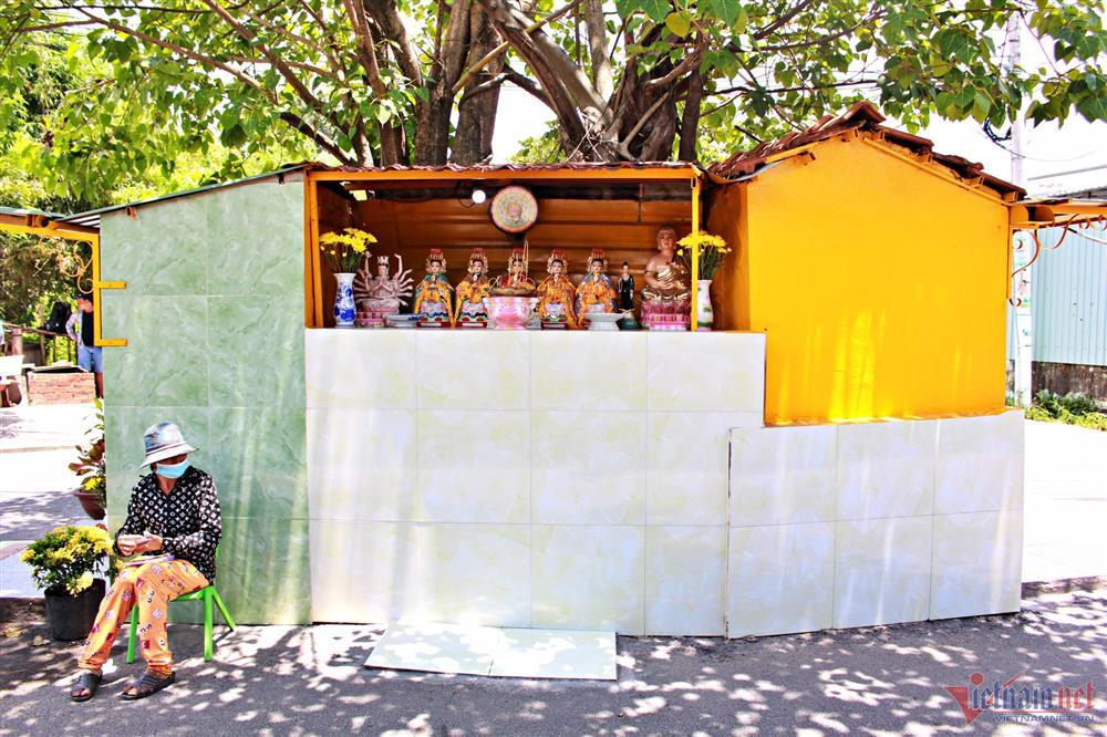 Bí ẩn ngôi miếu nằm giữa ngã ba đường khiến nhiều người đến khấn vái-4