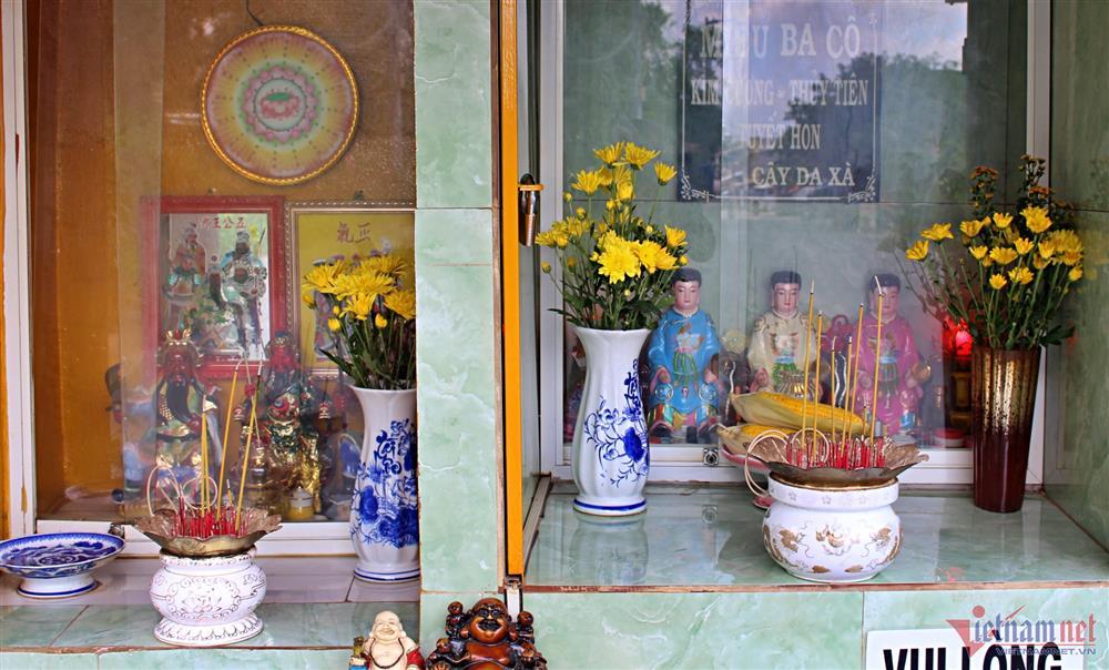 Bí ẩn ngôi miếu nằm giữa ngã ba đường khiến nhiều người đến khấn vái-5