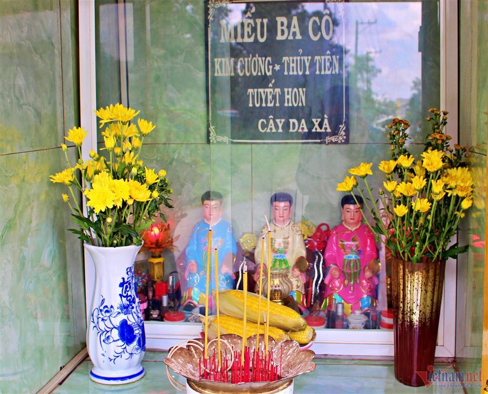 Bí ẩn ngôi miếu nằm giữa ngã ba đường khiến nhiều người đến khấn vái-6