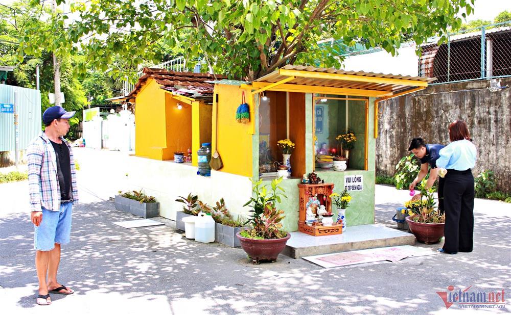 Bí ẩn ngôi miếu nằm giữa ngã ba đường khiến nhiều người đến khấn vái-7