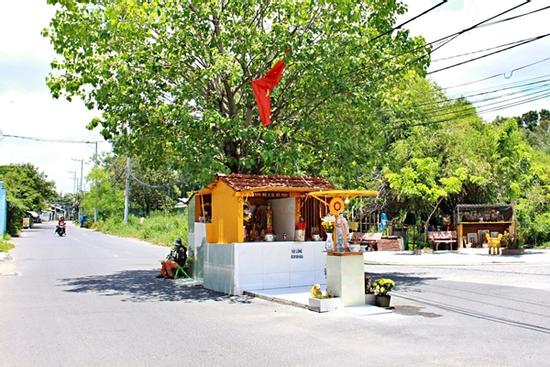 Bí ẩn ngôi miếu nằm giữa ngã ba đường khiến nhiều người đến khấn vái