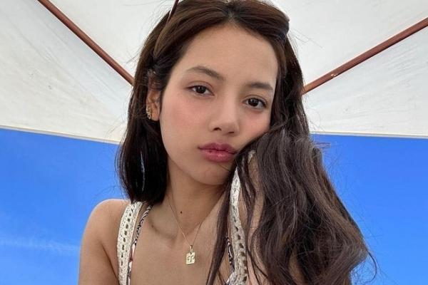 Nữ ca sĩ thường xuyên bị chỉ trích vô duyên, giờ đây lại gây sốt-10