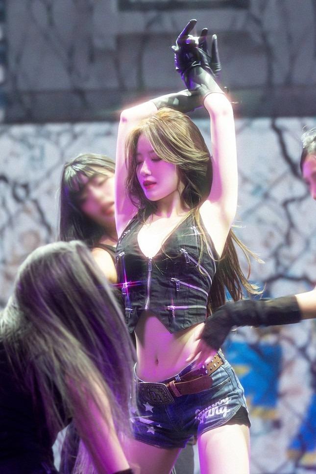 Nữ ca sĩ thường xuyên bị chỉ trích vô duyên, giờ đây lại gây sốt-1