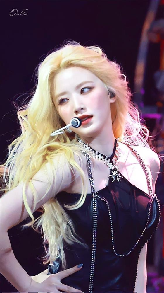 Nữ ca sĩ thường xuyên bị chỉ trích vô duyên, giờ đây lại gây sốt-5