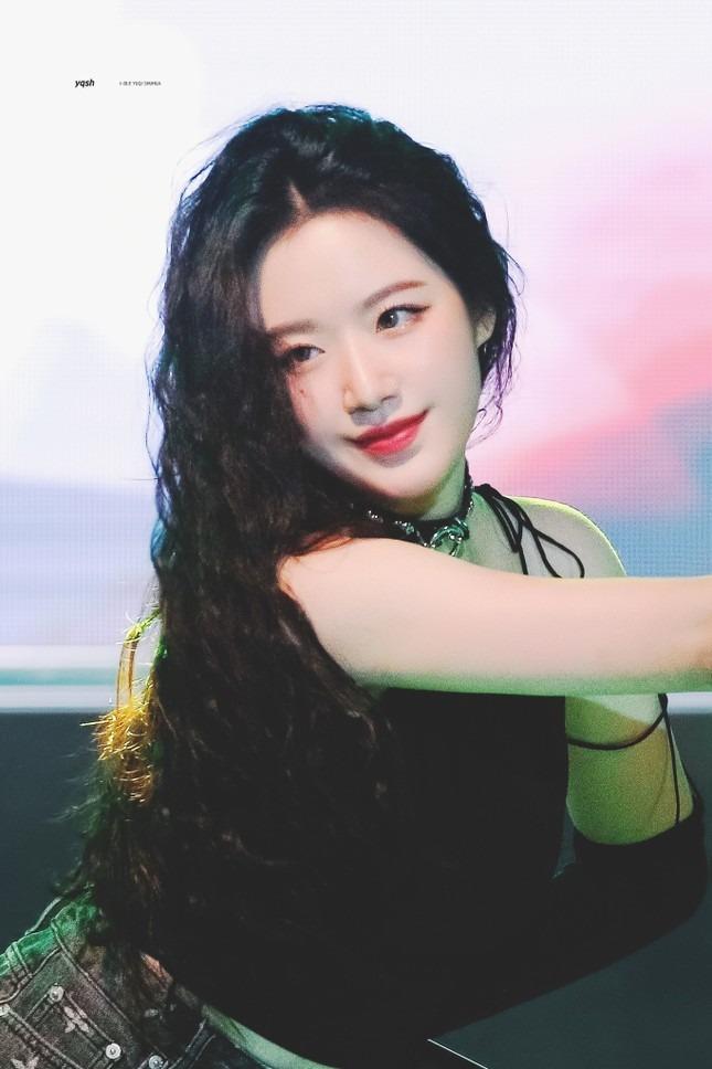 Nữ ca sĩ thường xuyên bị chỉ trích vô duyên, giờ đây lại gây sốt-9