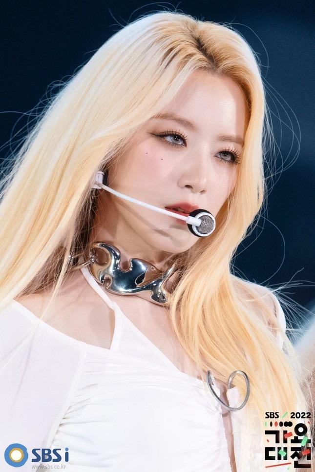 Nữ ca sĩ thường xuyên bị chỉ trích vô duyên, giờ đây lại gây sốt-7