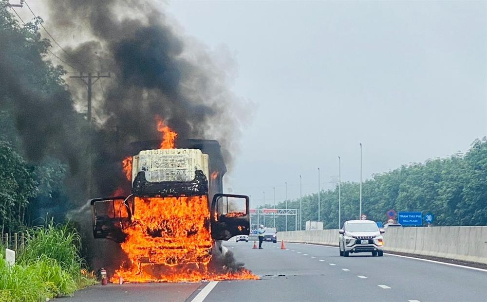 Xe tải bốc cháy ngùn ngụt trên cao tốc Phan Thiết - Dầu Giây-1