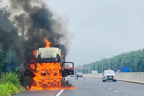 Xưởng sản xuất vật liệu xây dựng rộng 1.000m2 chìm trong biển lửa-2