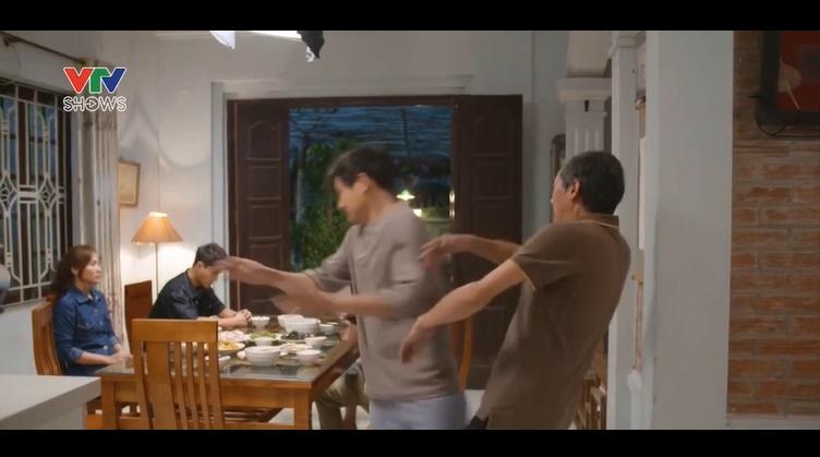 Quang Sự nhận liên hoàn tát từ NSND Bùi Bài Bình-1