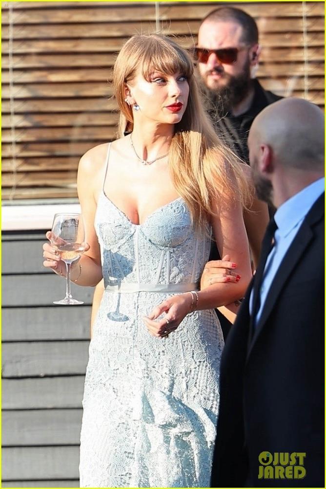 Taylor Swift mặc váy ren trễ nải đi ăn cưới-3