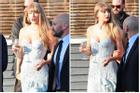 Taylor Swift mặc váy ren trễ nải đi ăn cưới