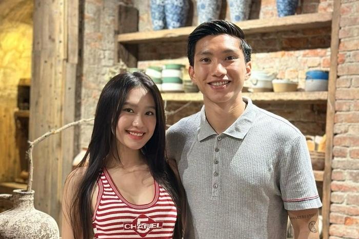 Bắt cận nhan sắc bạn gái Văn Hậu và vợ Văn Đức qua camera thường-11