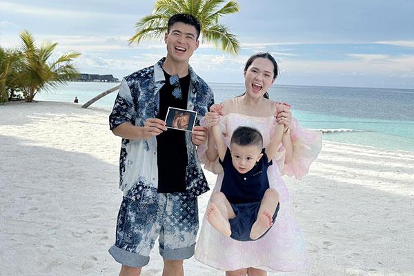 Vợ cầu thủ Duy Mạnh kín đáo sinh con thứ hai, rạng rỡ ngày trở lại-7
