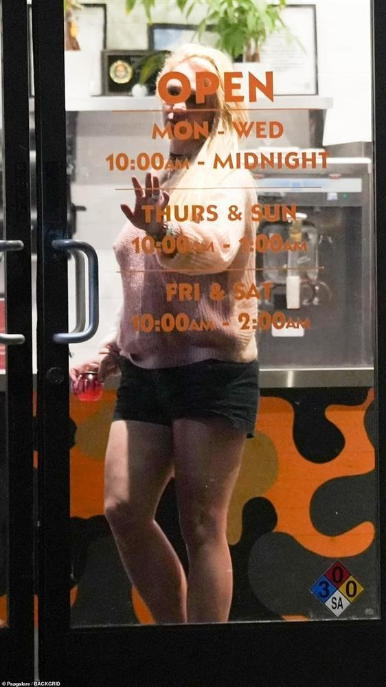 Britney Spears bơ phờ, lần đầu xuất hiện trên phố giữa đêm sau ly hôn-2