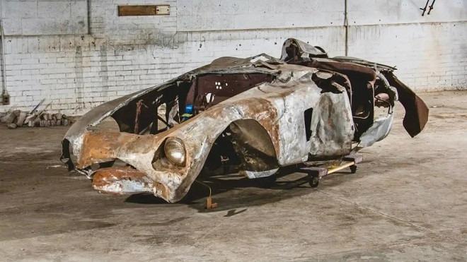 Chiếc xe đua trông như ‘đống sắt vụn’ được bán với giá gần 2 triệu USD-1