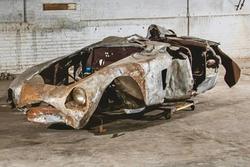Chiếc xe đua trông như ‘đống sắt vụn’ được bán với giá gần 2 triệu USD
