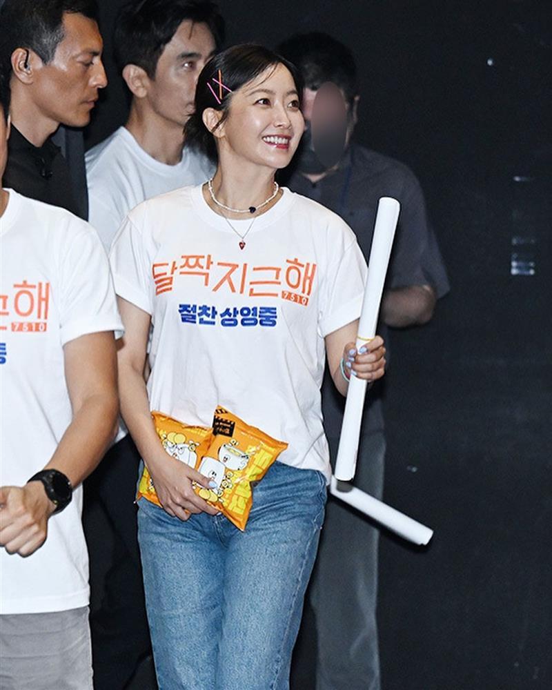 Kim Hee Sun U50 gây sốt với gương mặt căng bóng, nhan sắc trẻ trung-2